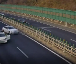 太惊险！新能源车事故后系统锁死，高速交警几个动作1分钟唤醒车机