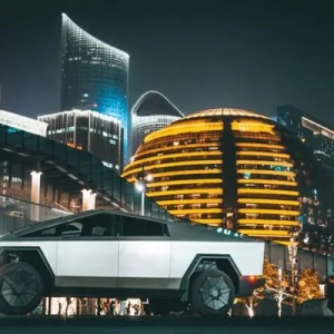 特斯拉赛博越野旅行车亮相杭州武林银泰，与市民欢度元宵