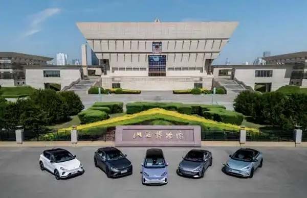 极狐汽车碰撞测试树标杆，安全架构护周全