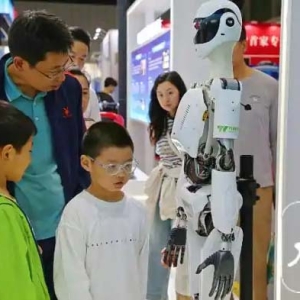 记者探馆2025世界制造业大会，新能源汽车成为电网的“充电宝”