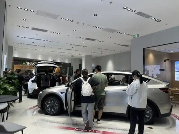 新车到店引“尝鲜”顾客 多重补贴激发购车热情 丨国庆消费青观察
