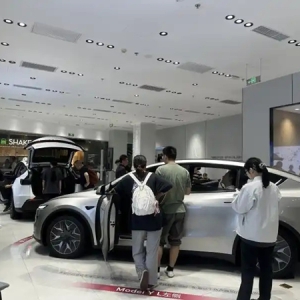 新车到店引“尝鲜”顾客 多重补贴激发购车热情 丨国庆消费青观察