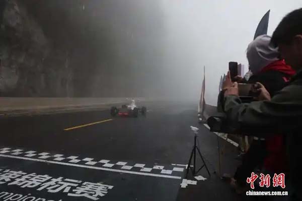 AI自动驾驶挑战湖南张家界天门山99道弯