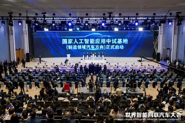 AI赋能、数据孤岛、多重安全，智能网联汽车正被重构