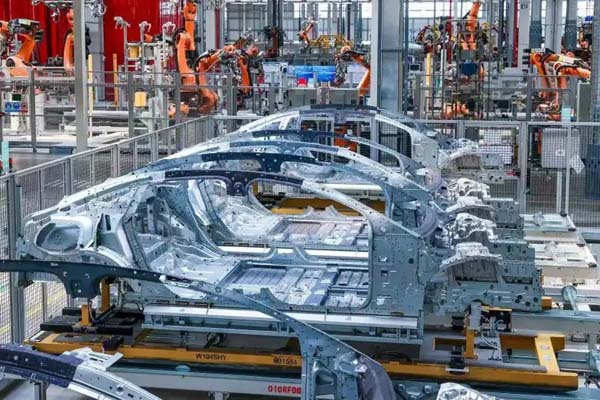 创历史新高！新能源汽车占有率首超50％，全年汽车产销有望突破3400万辆