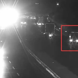 冬季新能源车高速频现“电量危机”，交警：保持电量在30%以上，避免盲目依赖表显续航