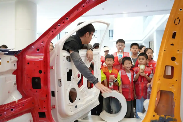 成都职工普惠亲子研学活动走进智能互联汽车工厂