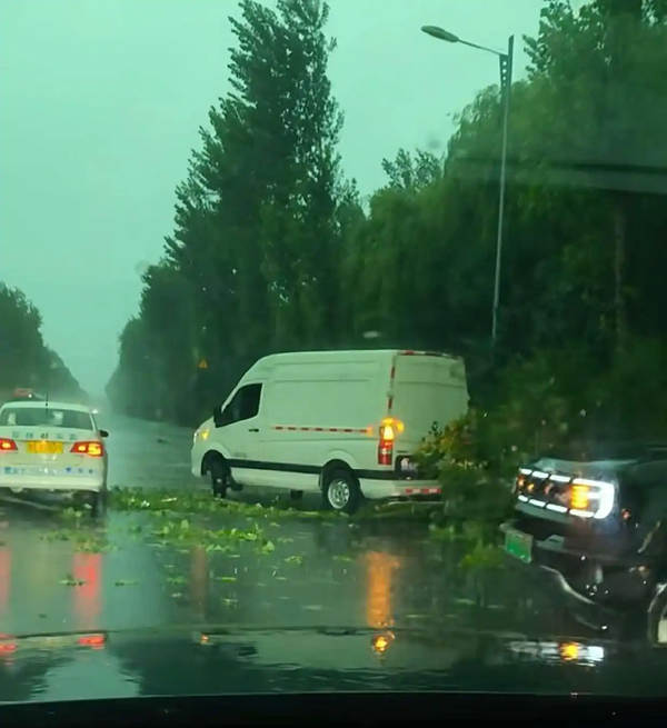 车扛造，人扛事 菏泽暴雨 福田图雅诺车主挺身而出践行中国好司机担当