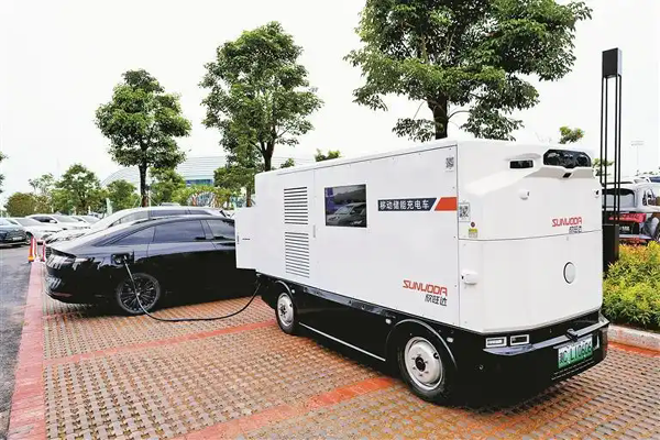 「深圳特区报」新能源汽车有了“移动充电宝” 不仅能自动驾驶，还能实现“桩找车”给车充电