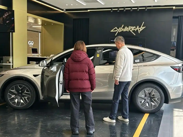 十一消费热·市场向“新”看｜从“换辆车”到“换种生活”，智能汽车掀起消费升级新热潮