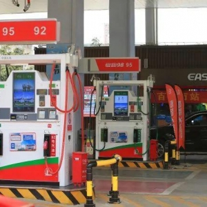 “95号”破“9”！国际油价回落，国内油价为何继续上调？