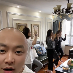 老婆闺蜜做客时小区被封，男主人抓狂