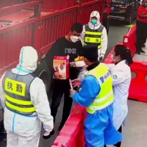 34岁货车司机在高速口嚎啕大哭！7天没吃“饭”了...老家父母：拦下你的，是好人