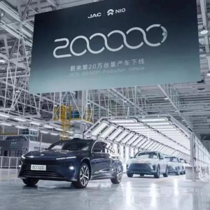 蔚来量产突破20万辆，特斯拉“无人驾驶”撞上飞机｜新鲜事
