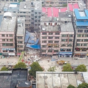 长沙塌楼事故23人被困39人失联 已救出5人送医院救治