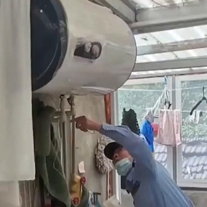 可怕！南京女子家中洗澡，看到热水器上有一条大蛇，长度超2米！