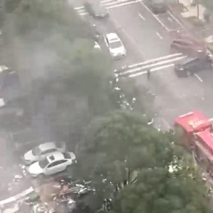 长沙早餐店起火后爆炸致1名消防员牺牲13人受伤，零星爆炸后发生一声巨响
