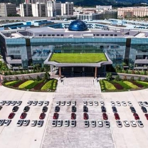 比亚迪：中国经济困局里的一把新能源之火