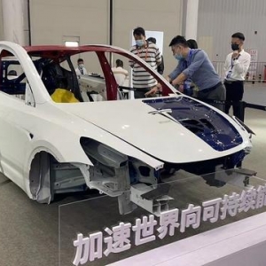 特斯拉首登中国国际工业设计博览会亮“真身”，你能想象它后底板“钢板一块”吗？