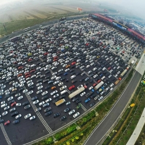 中国第一大收费站堵成停车场，如果错峰出行是不是能避免被堵呢？