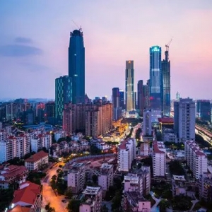 “留不住打工人”的五座城市：工资低、房租贵，买房难