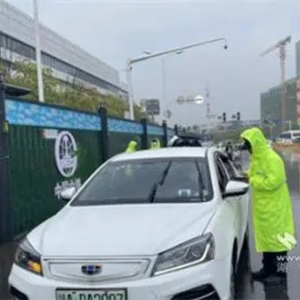 东湖新区深入开展出租车行业规范提升联合执法活动