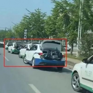 成都多名出租司机围堵百辆共享电单车？交通局回应
