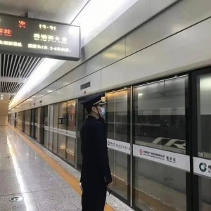 每日开行超200趟 深圳铁路加开深港往返动车组列车