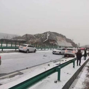 极端天气导致春节返乡者被困高速，新能源车主却直言“不后悔购买”