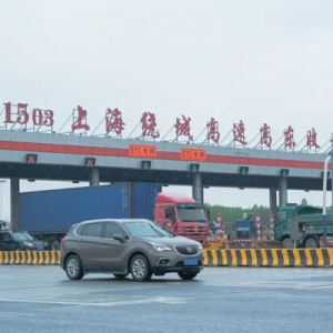 G40高东收费站迎假期返程大车流，浦东警方“地＋空”联动全力排堵保畅
