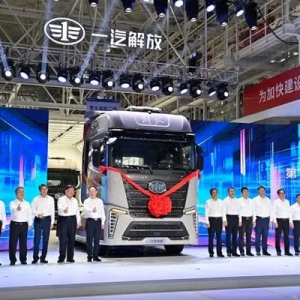 我国自主研发的第900万辆解放牌卡车出车