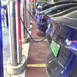 国家能源局：国庆假期高速公路电动汽车充电次数310万次，日均充电量1030.75万千瓦时｜快讯