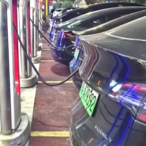 新能源汽车过了质保期，换电池还是买新车？经销商建议：参加以旧换新