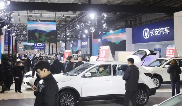 春季车市爆发，新能源“挑大梁” 2025年前4个月产销量首次超过1000万辆，新能源车渗透率接近50%