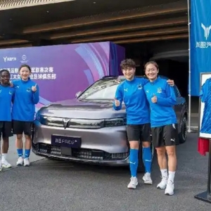 作为官方指定用车，岚图汽车携手武汉女足问鼎首届亚冠