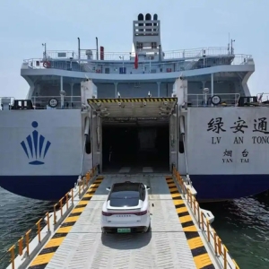 渤海湾上首艘新能源车运输船抵达大连