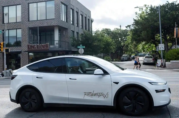 特斯拉自动驾驶出租车上路