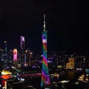 小鹏汽车彻底起死回生！累交突破80万辆：广州小蛮腰亮灯