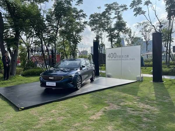 电比油低 当5万元级家轿上车“智能化”“大屏幕”时，新能源车还香吗？｜汽车观察