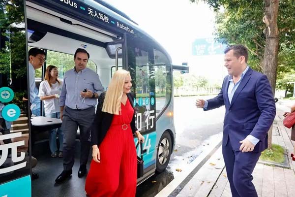 欧洲青年点赞广州自动驾驶：稳过老司机！