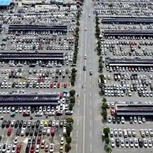 都市车界｜“零公里二手车”乱象面临崩盘 工信部拟推新车转售禁令