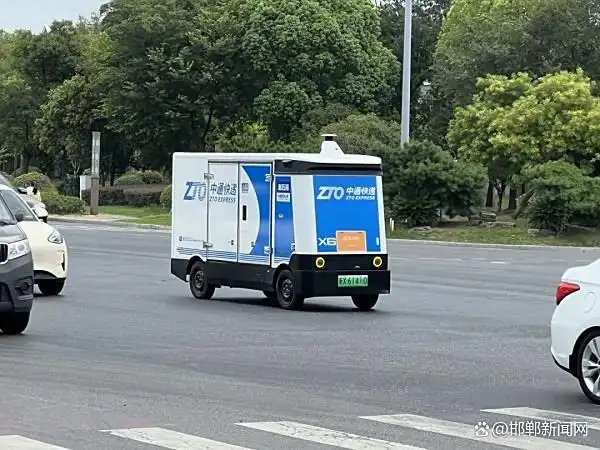 扬州首批自动驾驶测试牌照颁出，新石器无人车“苏ZK0001”率先上路
