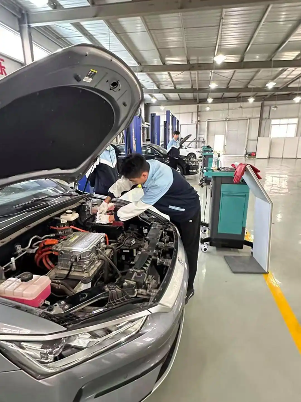 超300万新能源汽车将集中“过保”，维修师缺口如何补？